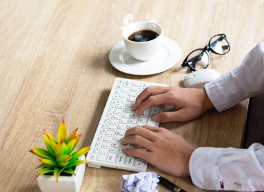 dizüstü bilgisayar, fincan kahve ve buruşuk Kağıt topları üzerinde çalışma iş adamı. İş kavramı.