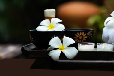 Aroma terapi ve şeker ve tuz masaj ile yatağa, çiçek dinlenmek spa Tay ayarı ve sağlıklı bakım. Sağlıklı Concep