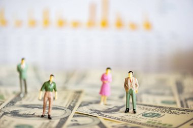 Minyatür işadamı işadamı bir dolarlık banknot üzerinde duran küçük rakam. Yatırım ve iş kavramı