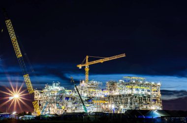 Günbatımı vinç ve bina inşaat alanında. Mühendis kavramı 