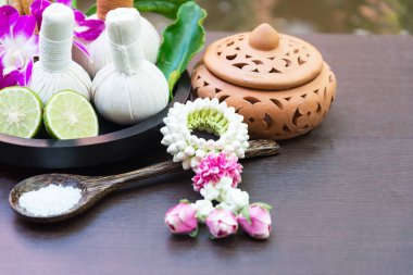 Spa masaj topları, ahşap üzerinde bitki topu treaments spa, Tayland, odak seçin