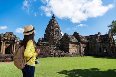Turistler mavi gökyüzündeki antik şehir Phimai Tarihi Parkı 'nı ziyaret ediyorlar..