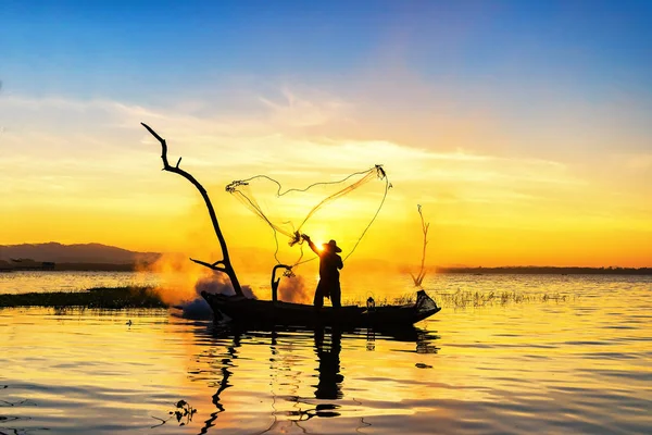 Silhouette Pêcheur Asiatique Sur Bateau Bois Pêcheur Action Jetant Filet — Photo