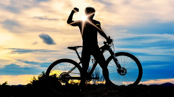 Silueta Del Hombre Bicicleta Cielo Puesta Del Sol — Foto de Stock