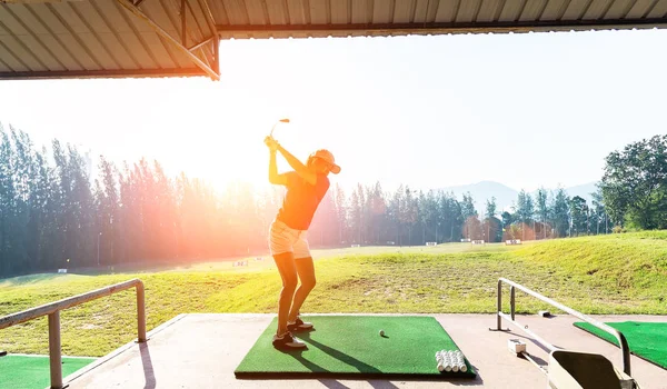 Genç kadın driving range, behin görünümünden Tarih onun golf salıncak uygulamaları