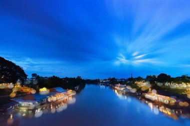  Phitsanulok şehir Nehri ve şehir Sunrise ile Phitsanuloke Tayland