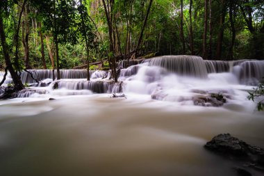 Huai Mae Khamin Waterfall, Huai Mae Khamin şelale Milli Park Lake, Srinakarin Barajı, Kanchanaburi, Tayland