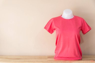 Pembe tişört Pastel renk arka plan üzerinde izole