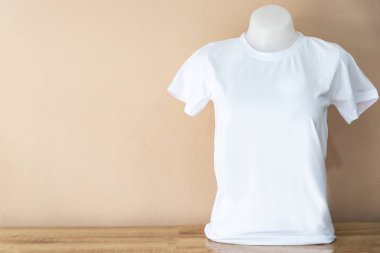 Beyaz bir Pastel renk arka plan üzerinde izole T-Shirt