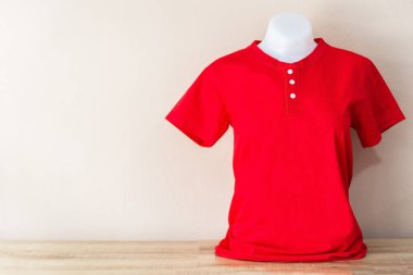 Kırmızı Pastel renk arka plan üzerinde izole T-Shirt