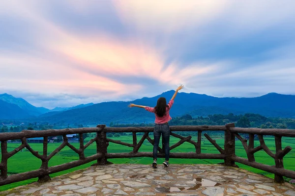 Menina Feliz Desfrutando Sol Prado Dia Ensolarado Verão Estilo Vida — Fotografia de Stock