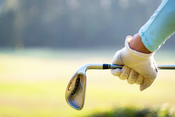 ゴルフクラブを使用して女性のゴルファーねじれを助けるためにソフト自然背景をぼやけて ゲームの前に体を暖めるために ライフスタイルコンセプト スポーツコンセプト — ストック写真