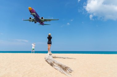 Portre sahilde güzel kadınla, iniş uçak beach Phuket Havaalanı'nda yukarıda. Mai Khao beach, Phuket turist arasında en popüler plajları.