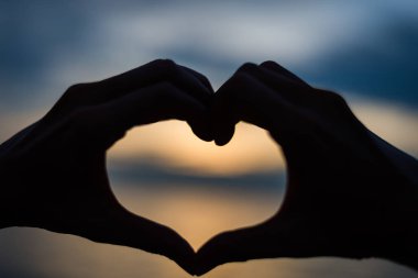 Göl kıyısında kalp şeklinde gezen çift.