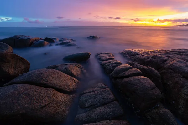Tengeri Hullám Sújtotta Rock Beach Naplemente Gyönyörű Természetes Nyári Látnivaló — Stock Fotó