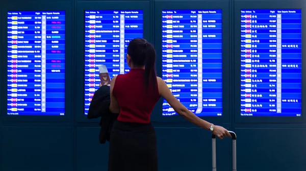Obchodní Žena Mezinárodní Letiště Při Pohledu Letové Informační Tabule Drží — Stock fotografie