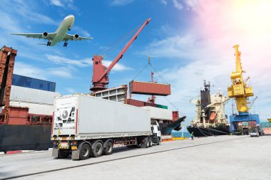 Konteyner, konteyner gemisi ithalat ihracat ve lojistik iş. Crane tarafından Limanı, liman için kargo yardımcı Shipping.Tugboat.