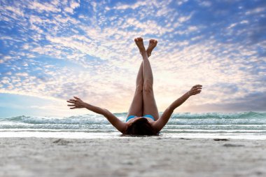 Mutlu yaşam tarzı Asya adam deniz Beach, rahatlayın plajda s
