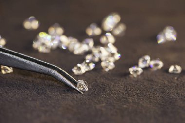 Cımbız ve büyüteçle elmas. Gemstone Güzelliği.