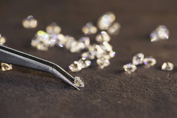 Діамант з пінцетом і збільшувачем. Gemstone Beauty — стокове фото