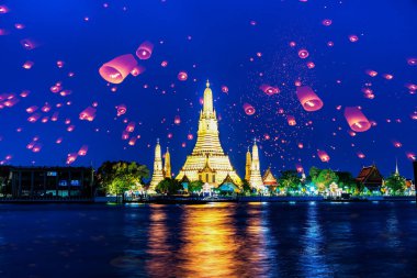 Wat Arun tapınak gece Bangkok şehirde ayhan float lant ile
