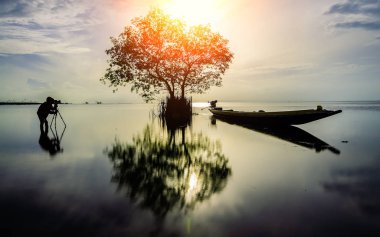 Asya bir adam doğa fotoğrafçısı, Fotoğrafçı bir resim çekiyor 