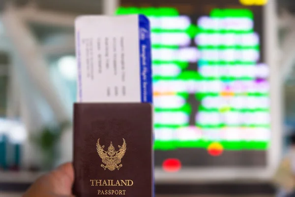 Mulher segurando passaporte e bagagem de arrasto no aeroporto.Plano de viagem — Fotografia de Stock