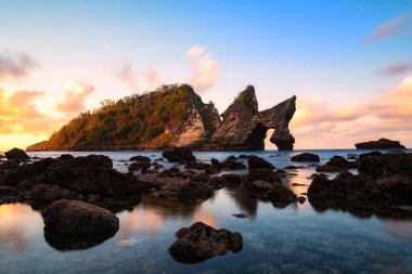 Gün doğumu zamanında Nusa Penida Adası Atuh Beach - Bali, Endonezya
