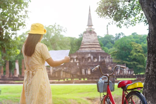 Turistas asiáticos está visitando em Si Satchanalai em Sukhothai Provin — Fotografia de Stock