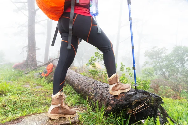 Mujer excursionista o viajero con mochila aventura sensación victorio — Foto de Stock