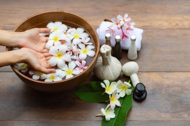 Spa tedavisi ve ürün ve pembe ile manikür çivi spa 