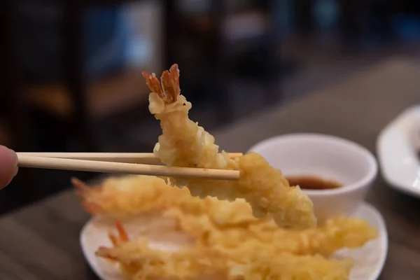 夕食時の日本食の天ぷら.天ぷらエビ(揚げ物 — ストック写真