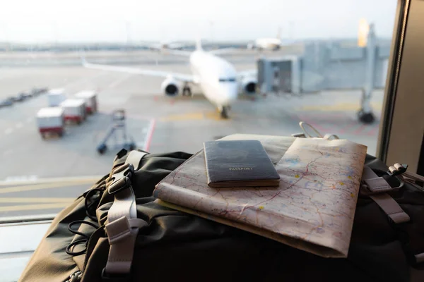 Reisplanningsconcept, Hand holding Passport en Airline ticke — Stockfoto