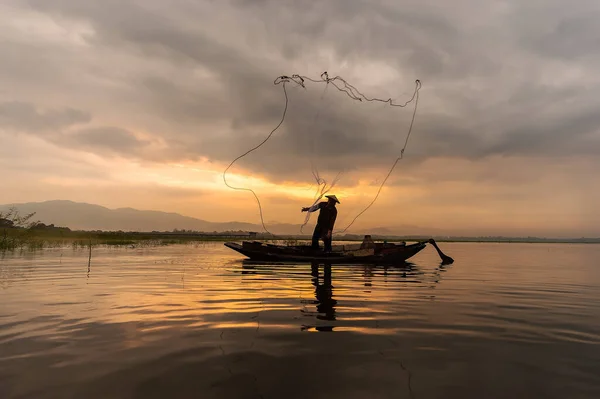 Silhuetas Dos Pescadores Tradicionais Palafitas Pôr Sol — Fotografia de Stock