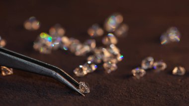 Cımbız ve büyüteçle elmas. Gemstone Güzeli.