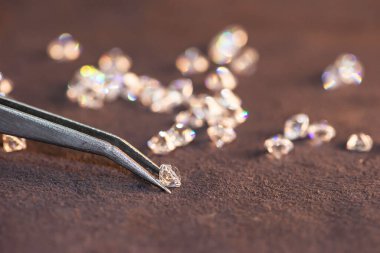 Cımbız ve büyüteçle elmas. Gemstone Güzelliği.