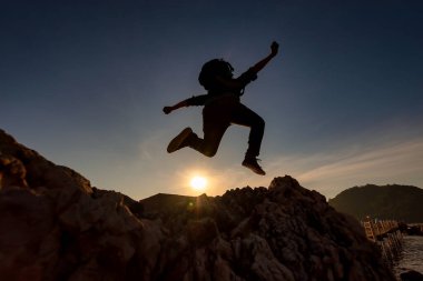 Dağa tırmanırken erkek silueti, yürüyüş ve takım çalışması konsepti.