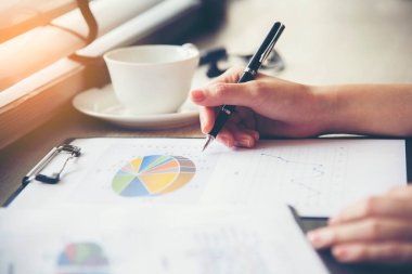 Meslektaşı elinde kalemle ona bakarken dizüstü bilgisayar ekranında oturuyor. Gazetecilik kavramı. Model. İş analizi ve strateji konsepti.