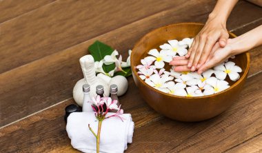 Kadın ayakları ve el kaplıcaları için spa ve ürün