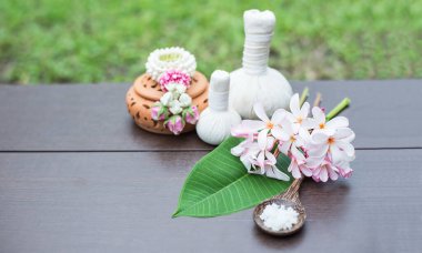 Spa masajı topları, tahta üzerinde bitki topu ve treaments kaplıcası. 