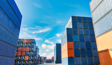Dünya çapında lojistik taşımacılıklarda liman, nakliye ve konteynır hizmetlerindeki konteynırlar