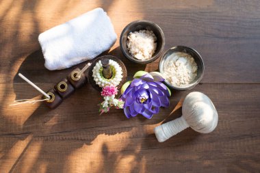 Spa masajı topları, tahta üzerinde bitki topu ve treaments kaplıcası.