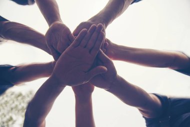 Dayanışma, insanları bir araya getirir. Toplum takım çalışması. Ruh takımının elleri dışarıda birlikte çalışıyor. İnsanlarla güçlü bir tokalaşma ya da duygu anlaşması ya da çeşitli mutlu eğitim hareketleri