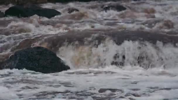 Lawaaierige rivier en Grat Roll — Stockvideo