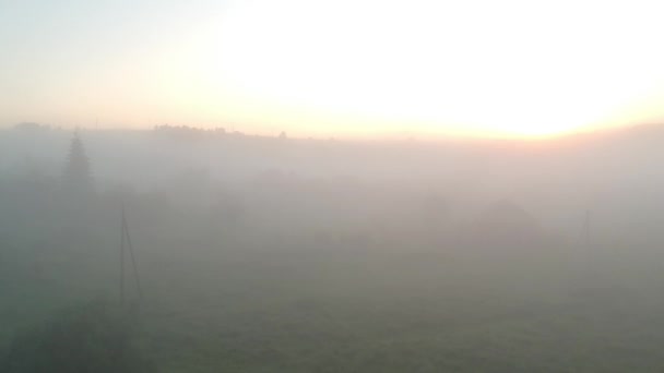 Туман в русской деревне — стоковое видео