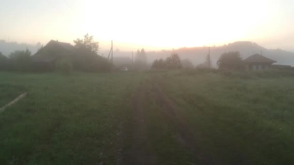 Mist in Russisch dorp — Stockvideo