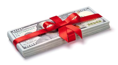 Kavramı, Hediyelik, kazanmak ya da bonus olarak para. 100 dolar faturaları yığını yay ile kırmızı kurdele ile bağlanmış. Beyaz arka plan üzerinde izole.