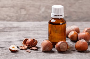 Fındık, besleyici elemanları yağdan. Şişe yağı ve fındık eski ahşap masa.