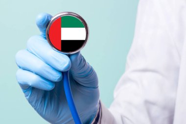 Ücretsiz ve ücretli, Birleşik Arap Emirlikleri tıpta kullanılır. Pahalı sağlık sigortası. Bir stetoskop elinde tutan en yüksek düzey Doktor hastalığının tedavisi