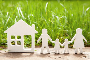 Baba, Anne, oğlu ve kızı yeşil çimenlerin üzerinde evin yanında aileden. Aile için Ekolojik temiz ev bir kavramdır. Metin için yer kopyalayın